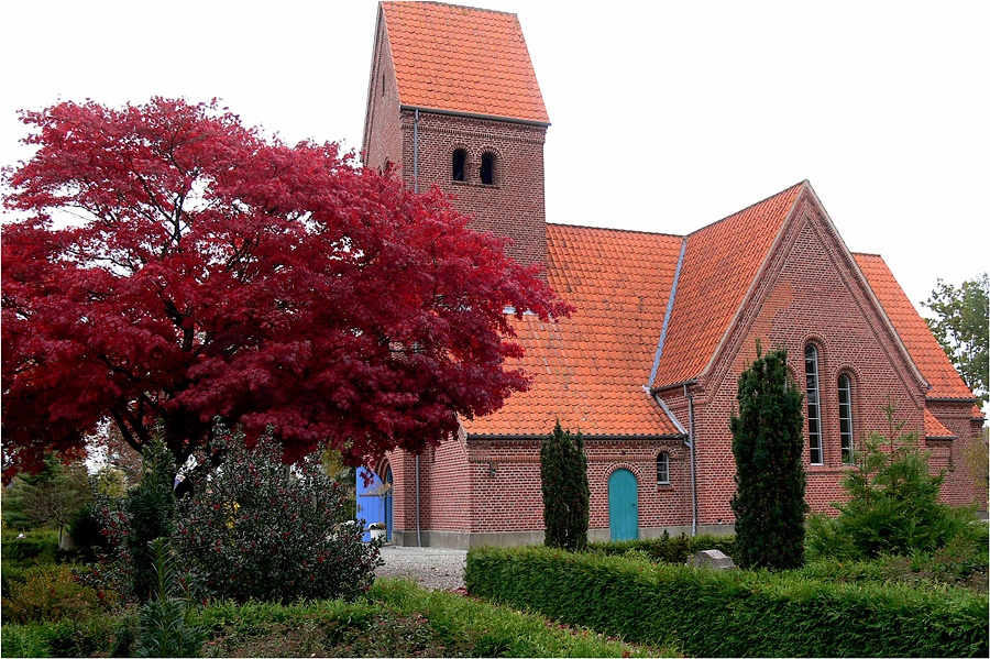 Von außen eine gewöhnliche Kirche in Jütland, Dänemark
