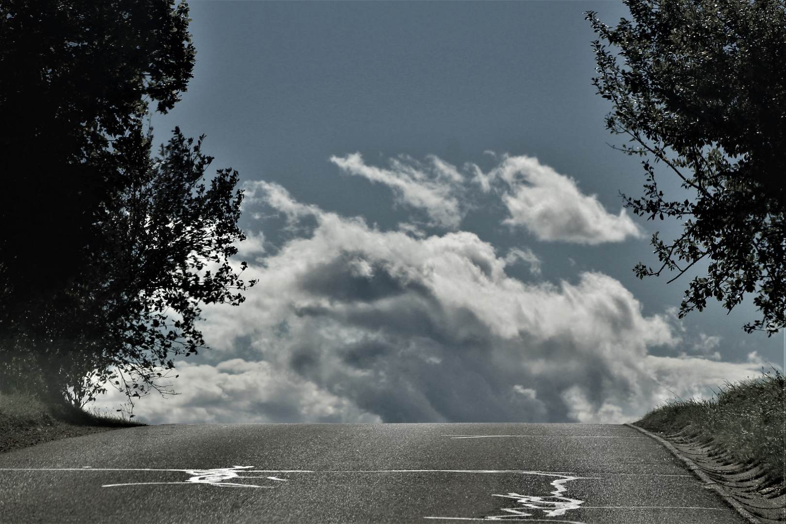 von baufälligen Strassen , und einem versöhnlichen Wolkenhimmel