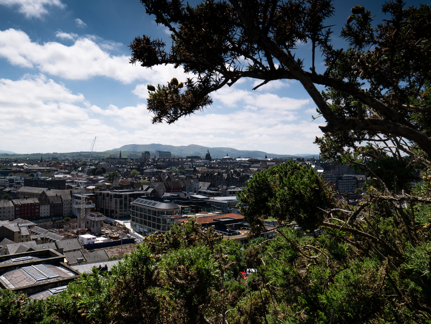 Von Calton Hill in die Stadt Edinburgh