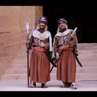 ... von den Touristen gelangweilte Wächter von Petra vor dem „Schatzhaus des Pharao“