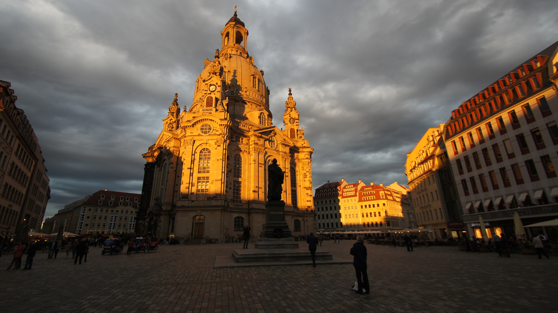 Von der Abendsonne angestrahlte Frauenkirche