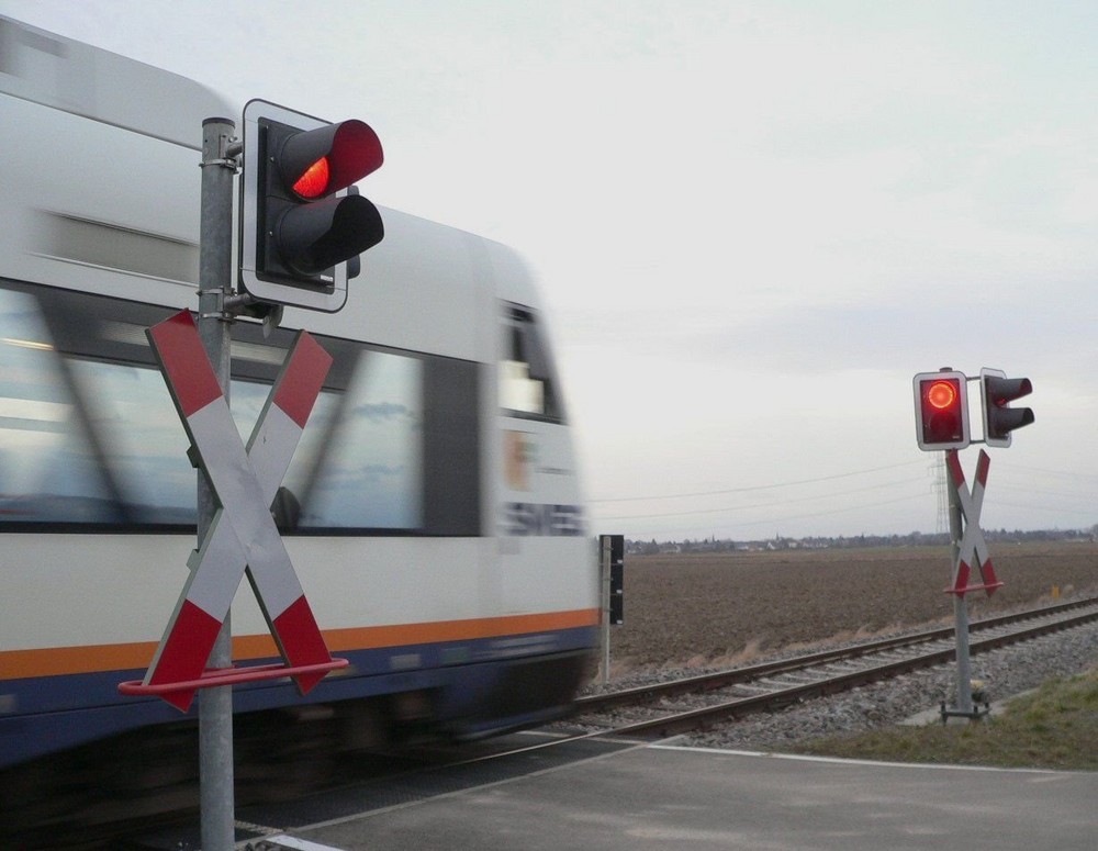 Von der Bahnsteigkante zurücktreten!