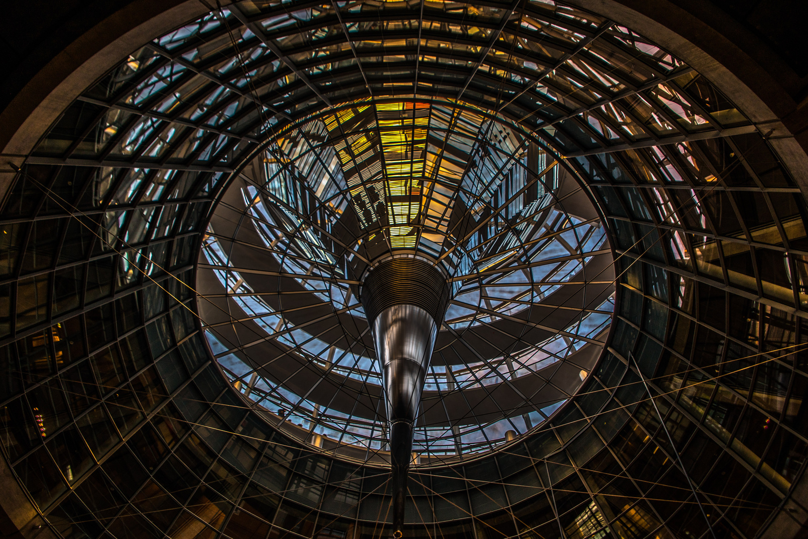 von der Besuchertribüne im Reichstag in die Kuppel