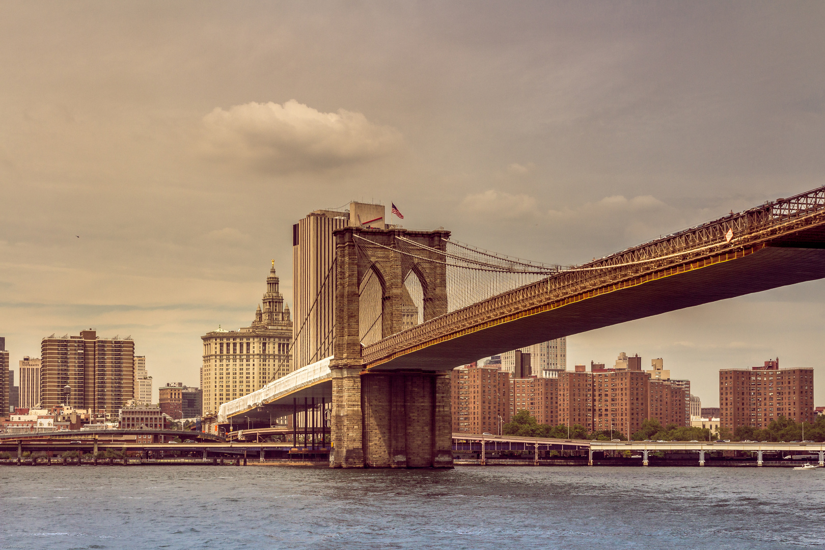 Von der Brooklyn Bridge nach Manhattan