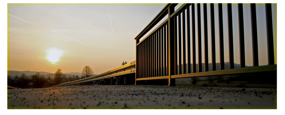 Von der Brücke auf die Berge