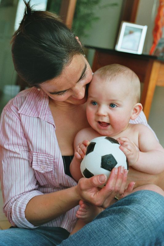 "Von der Brust gerade entwöhnt, werde ich von Mami zum Fußballkönig gekrönt!"