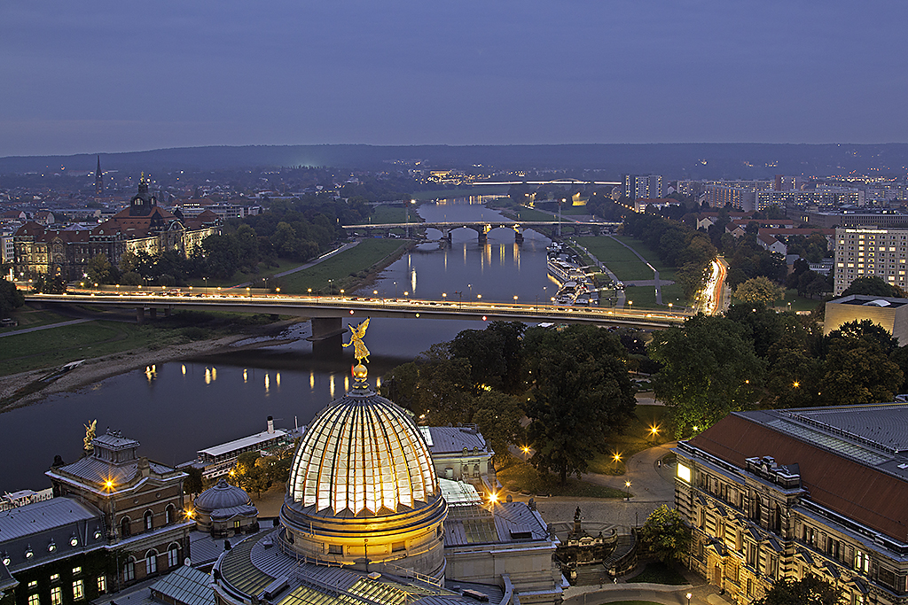 Von der Frauenkirche Dresden über die Zitronenpresse geschaut.