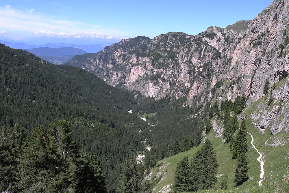 Von der Grasleitenhütte hinunter ins Tschamintal