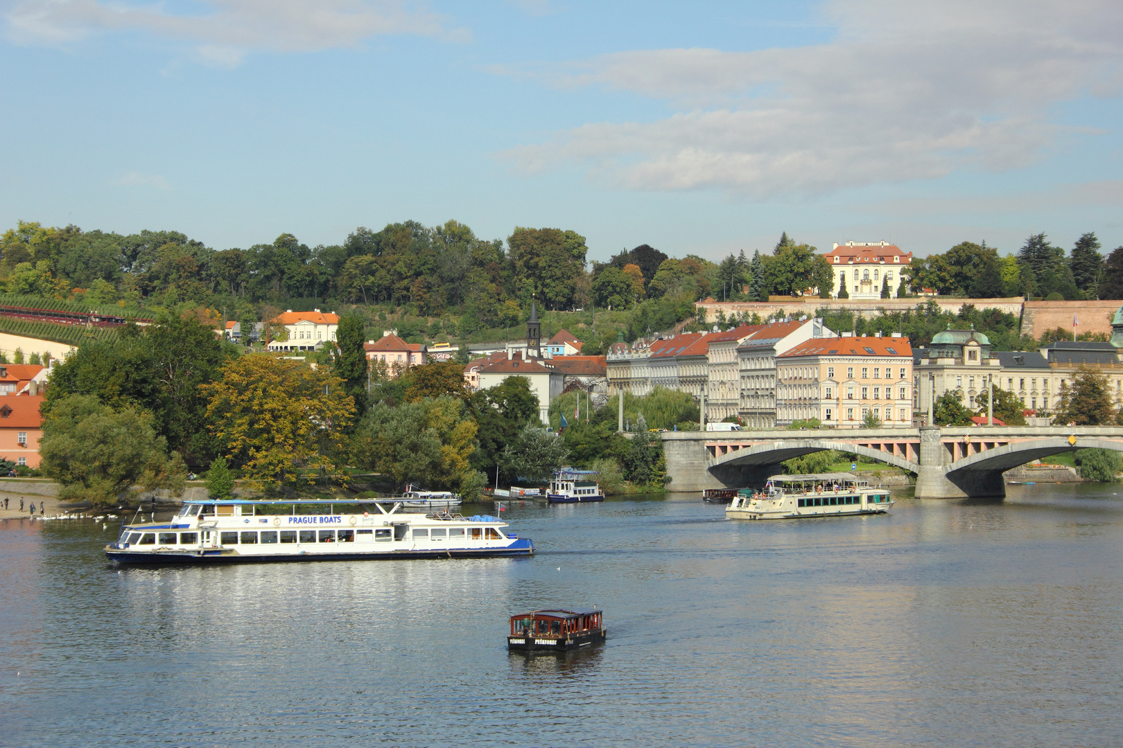 Von der Karlsbrücke über die Moldau