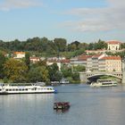 Von der Karlsbrücke über die Moldau