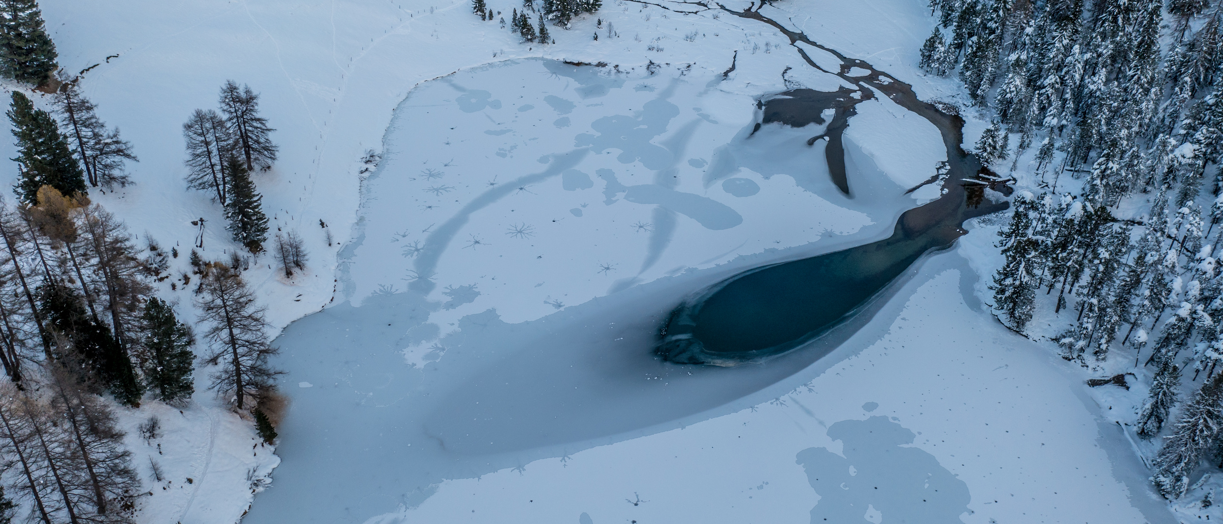 Von der Natur erstelle Figuren auf zufrierendem Bergsee