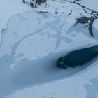 Von der Natur erstelle Figuren auf zufrierendem Bergsee