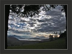 von der noch stürmischen Albiskette aus: Zugersee mit Rigi und Pilatus