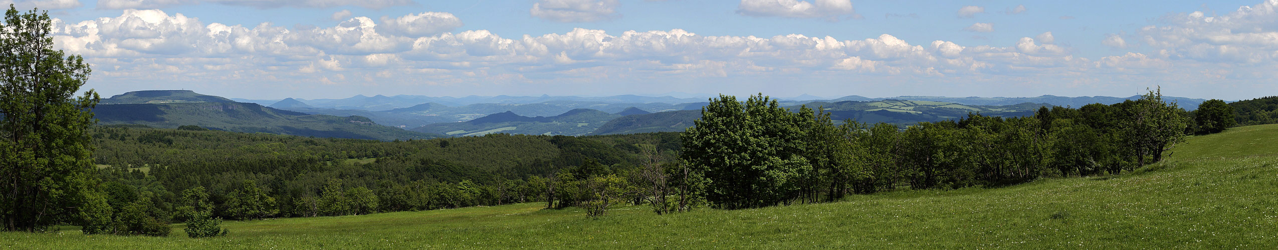 Von der Nollendorfer Höhe-Naklerov vysina (Böhmen) Blick in die nahen und fernen Gipfel