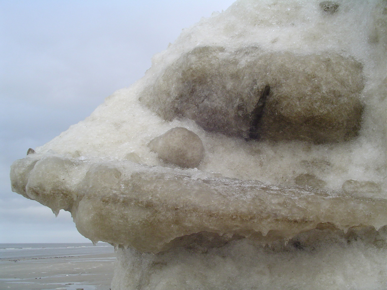 Von der Nordsee gestaltet: Eisskulptur an der Wasserkante