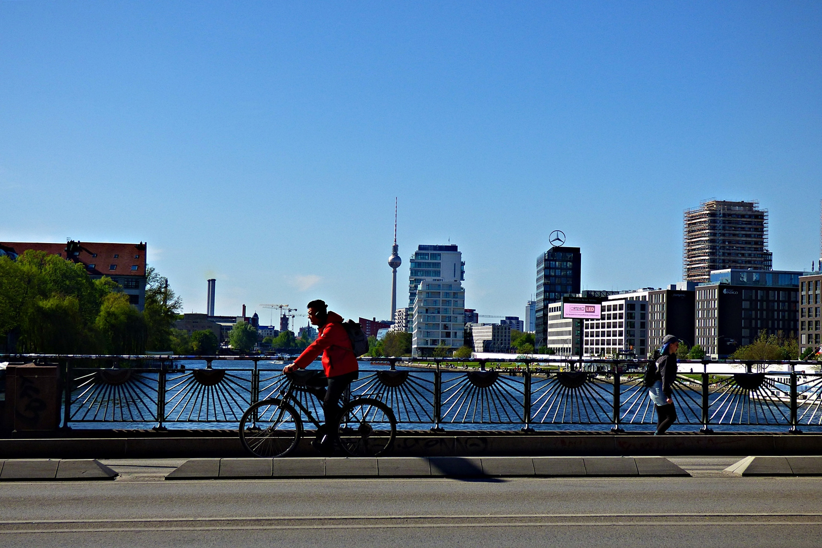 Von der Oberbaumbrücke . . .