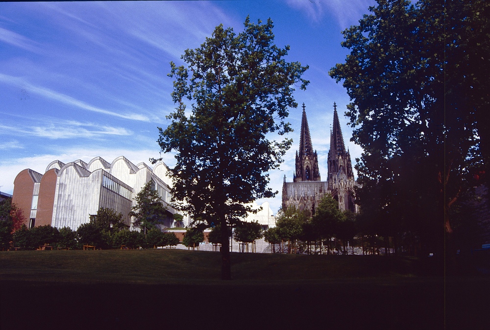 Von der Rheinpromenade Richtung Ludwig Museum + Kölner Dom um 7 Uhr morgens fotografiert