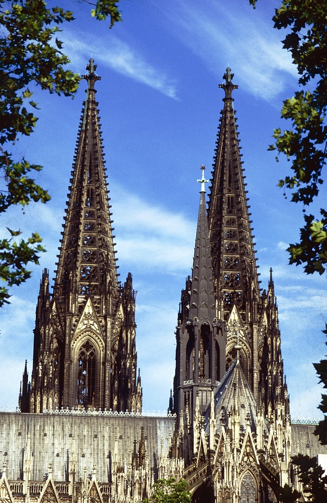 Von der Rheinpromenade Richtung Ludwig Museum und Kölner Dom um 7 Uhr morgens fotografiert.