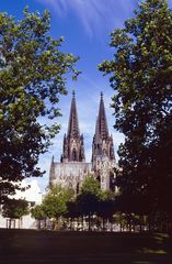 Von der Rheinpromenade Richtung Ludwig Museum und Kölner Dom um 7 Uhr morgens fotografiert.