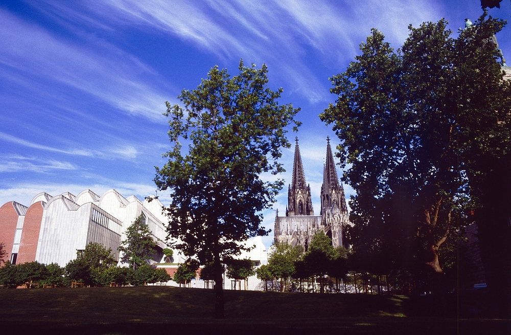 Von der Rheinpromenade Richtung Ludwig Museum und Kölner Dom um 7 Uhr morgens fotografiert.