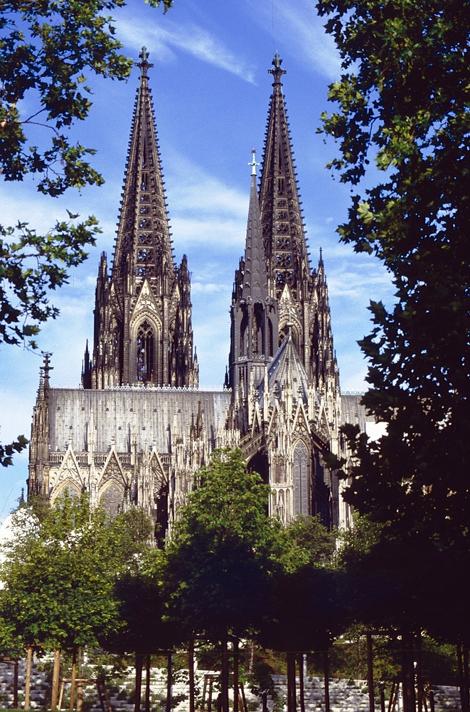 Von der Rheinpromenade Richtung Ludwig Museum und Kölner Dom um 7 Uhr morgens fotografiert.