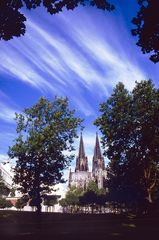 Von der Rheinpromenade Richtung Ludwig Museum und Kölner Dom um 7 Uhr morgens fotografiert .