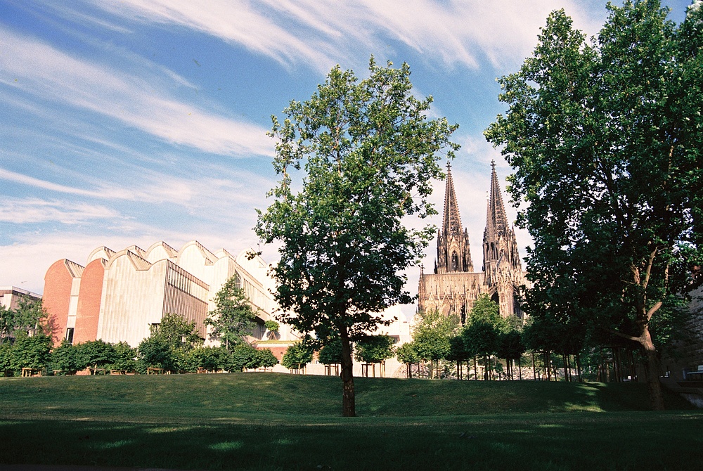 Von der Rheinpromenade Richtung Museum + Kölner Dom um 7 Uhr morgens fotografiert.