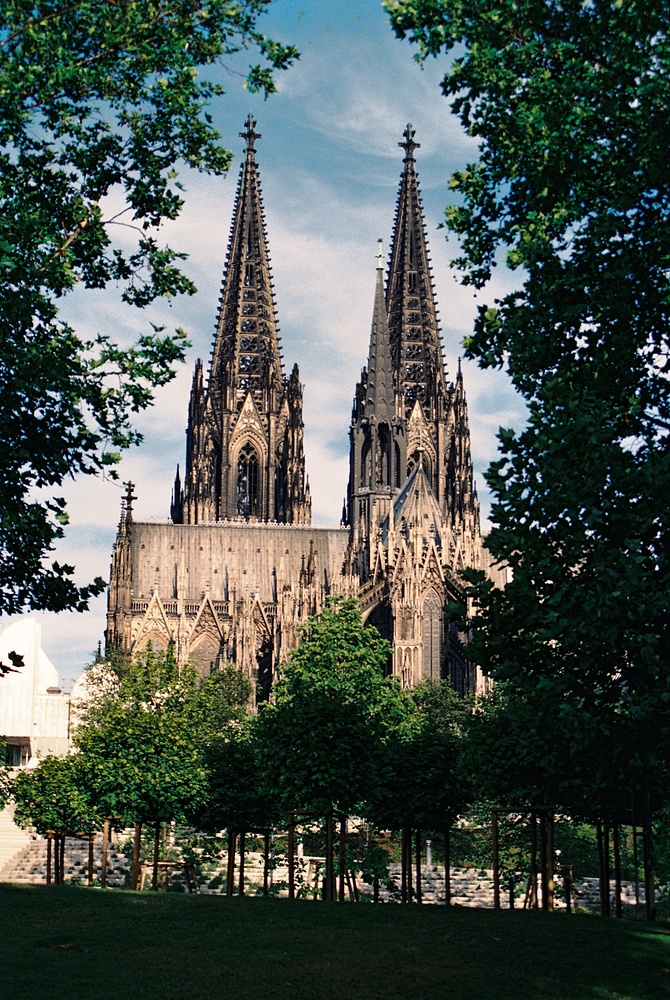 Von der Rheinpromenade Richtung Museum + Kölner Dom um 7 Uhr morgens fotografiert.