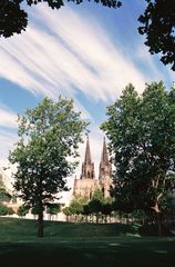 Von der Rheinpromenade Richtung Museum + Kölner Dom um 7 Uhr morgens fotografiert.