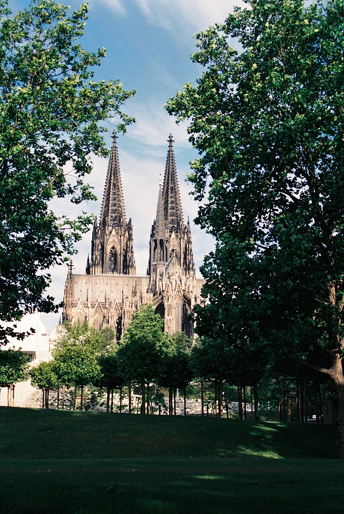 Von der Rheinpromenade Richtung Museum + Kölner Dom um 7 Uhr morgens fotografiert.