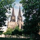 Von der Rheinpromenade Richtung Museum + Kölner Dom um 7 Uhr morgens fotografiert.