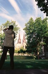 Von der Rheinpromenade Richtung Museum + Kölner Dom um 7 Uhr morgens fotografiert.