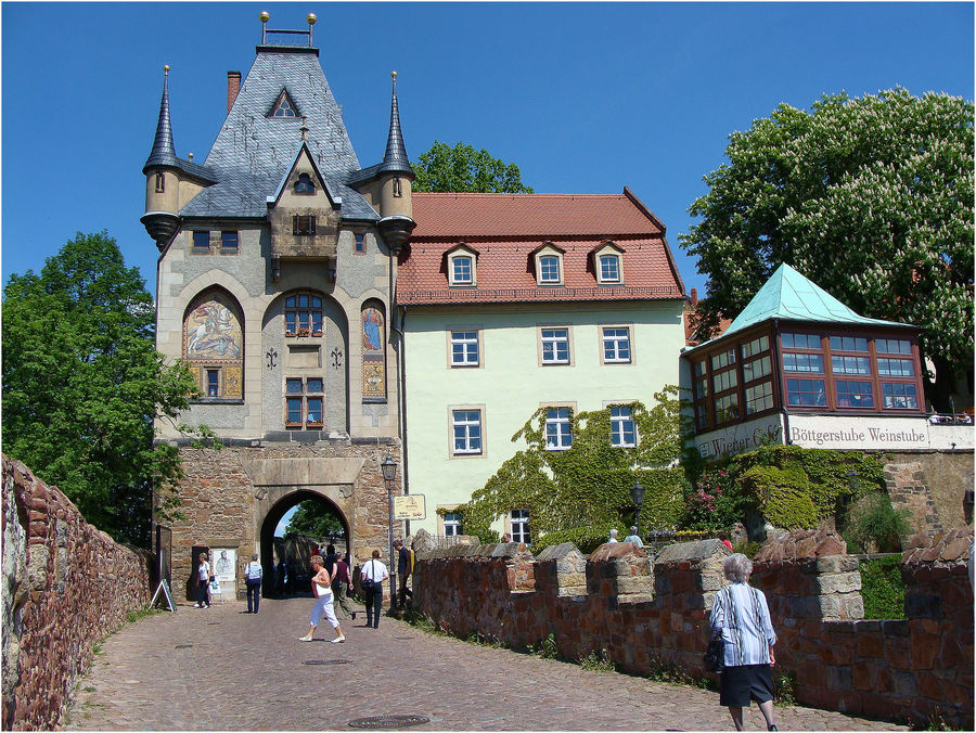 Von der Schlossbrücke durch das Burgtor zur Albrechtsburg.