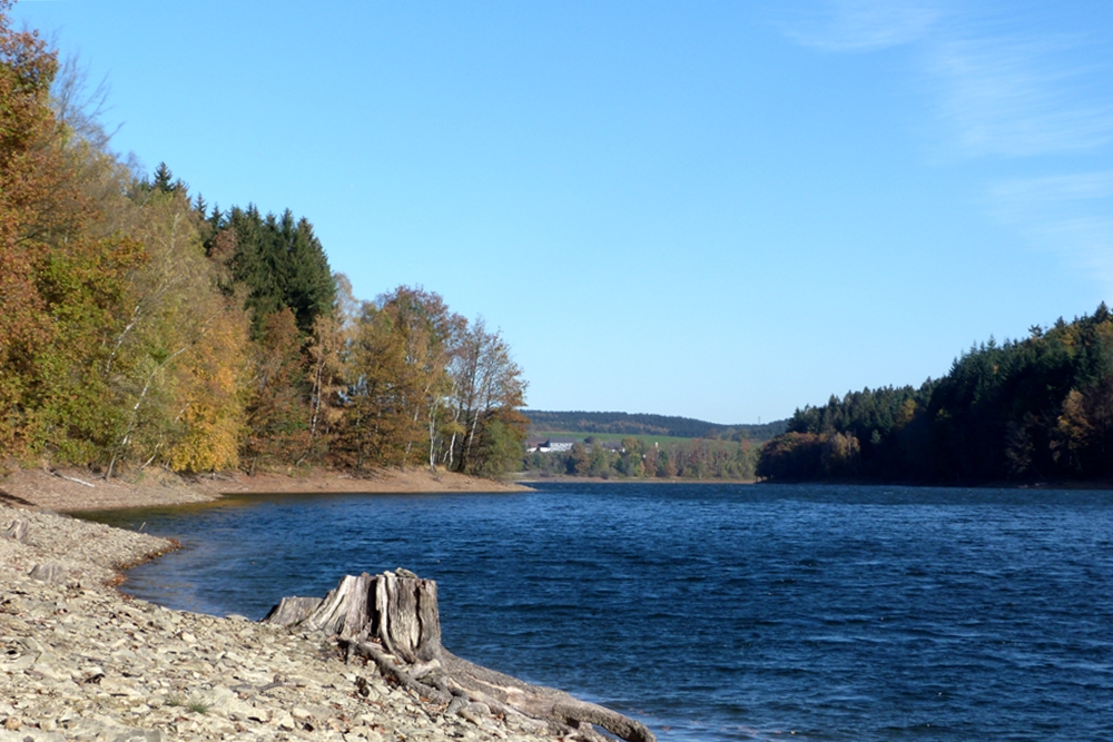 Von der schönsten Seite zeigte sich die Bevertalsperre am frühen Morgen...