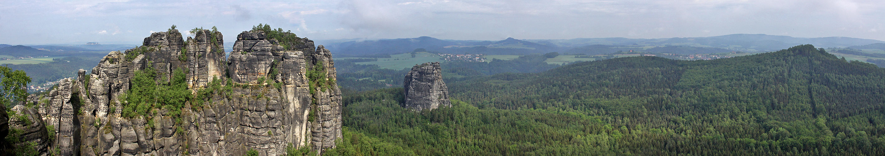 Von der Schrammsteinaussicht Blick u.a. zum Falkenstein...