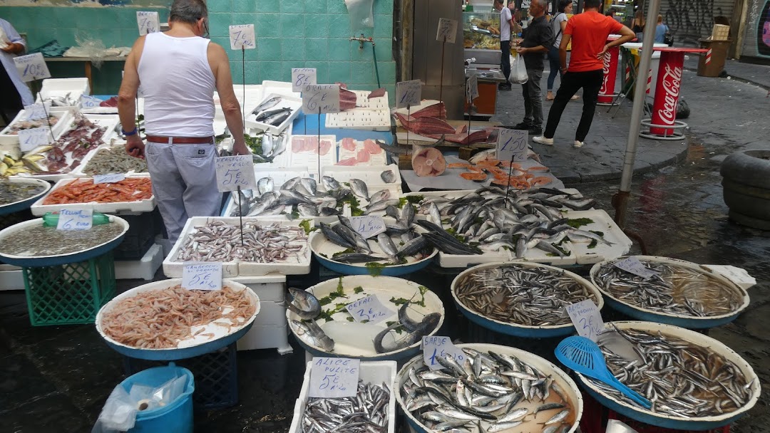 Von der Straße auf den Tisch !  Fischverkauf auf der Straße in Neapel