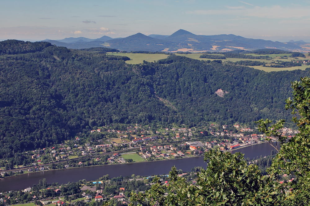 Von der Wysoky Ostry (Hohe Wostry) hoch über der Labe (Elbe) Blick ins Böhmische Mittelgebirge ...