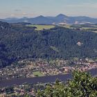 Von der Wysoky Ostry (Hohe Wostry) hoch über der Labe (Elbe) Blick ins Böhmische Mittelgebirge ...