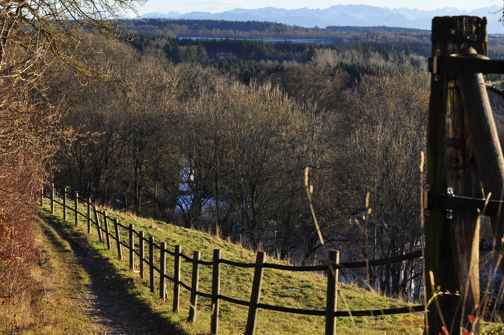 Von einem Höhenweg bei Leutstetten: Blick in die Alpen