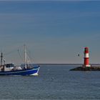 Von Fangfahrt zurück - Hafeneinfahrt Rostock - Warnemünde...