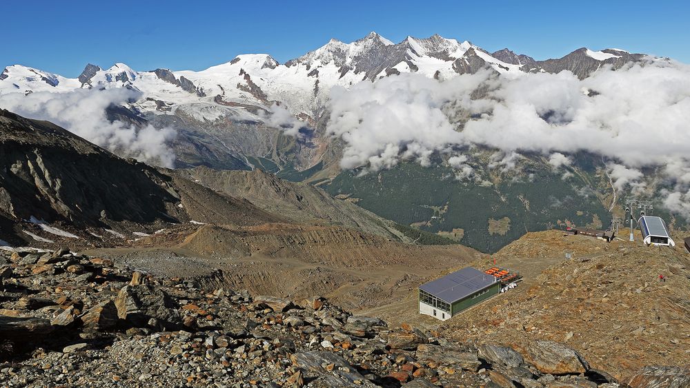 Von HohSaas aus 3200m ein perfekter Überblick über  das Tal zu den  Bergen...