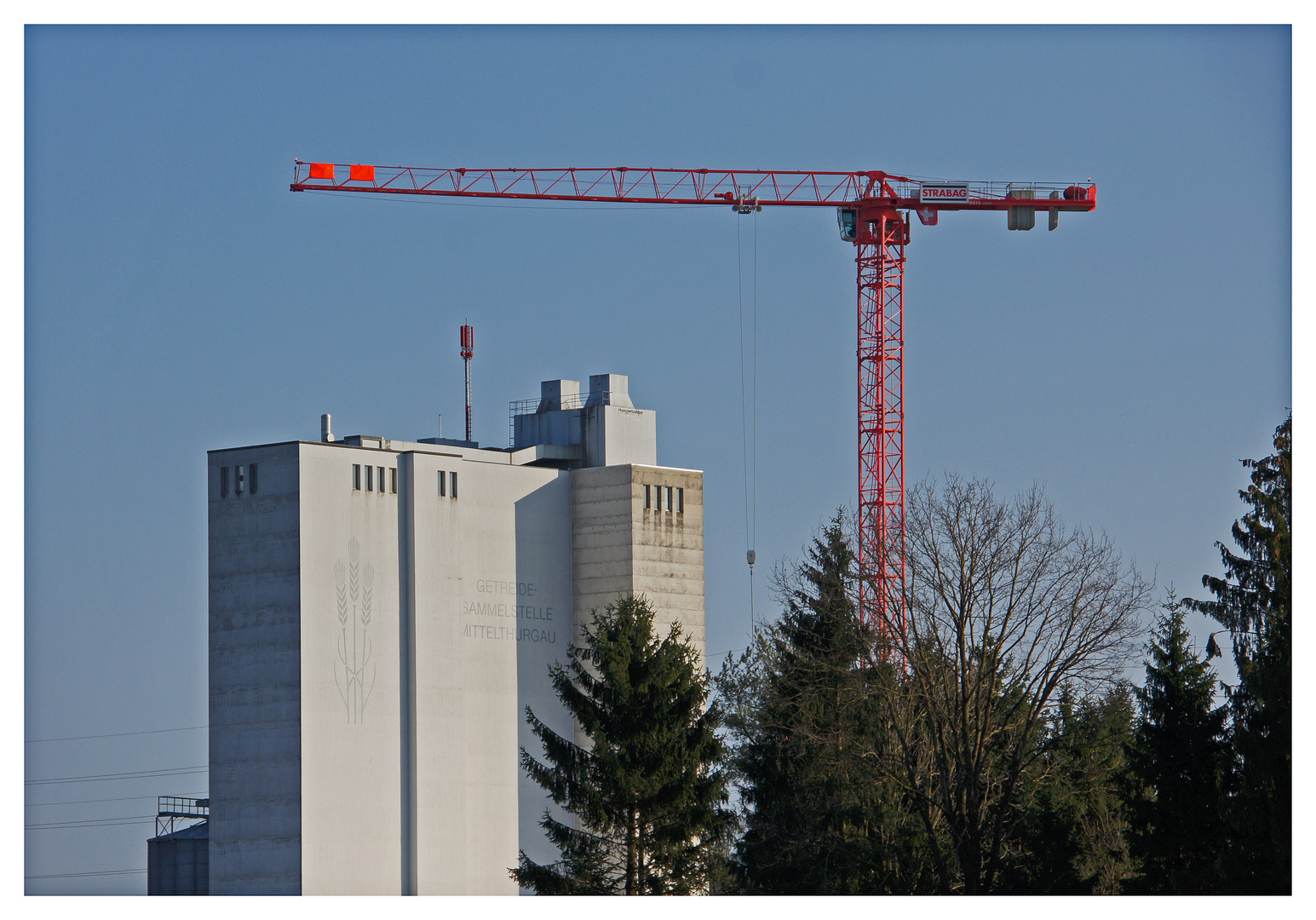 Von links der Strom, von rechts der Beton