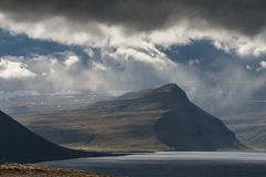 Von Regenwolken umhült