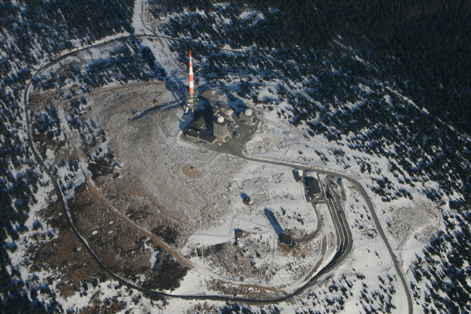 von schienen eingekreist, ältester fernsehturm der welt