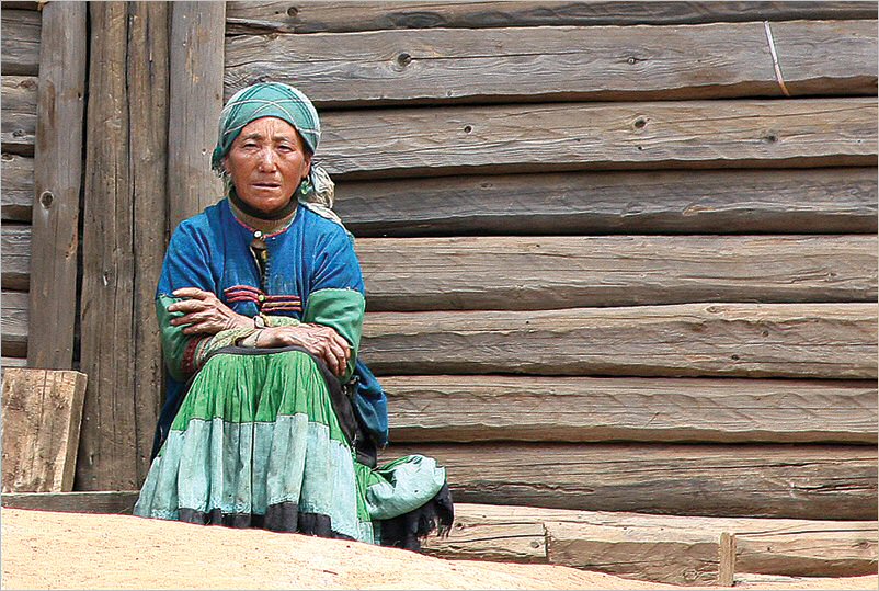 Von Shangrila zum Qomolangma - Alte Frau der Yi MInoritaet