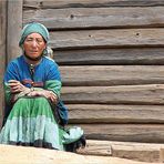 Von Shangrila zum Qomolangma - Alte Frau der Yi MInoritaet
