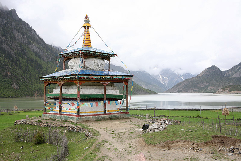 Von Shangrila zum Qomolangma - Die Stupa am See