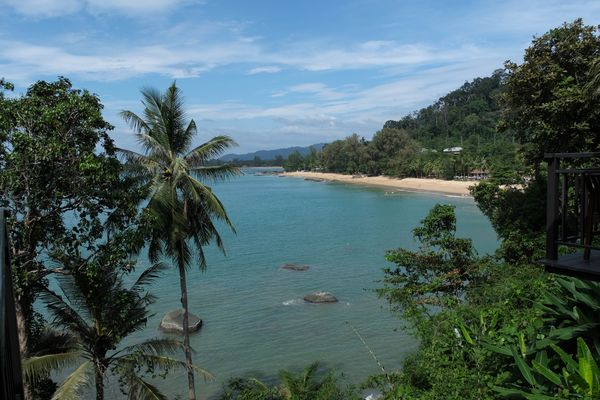 ...von unserer Hotelanlage zum Strand von Khao Lak geschaut... 