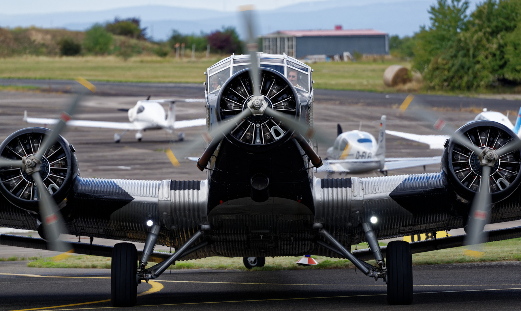 Von vorne sieht so eine Ju-52 schon ganz schön breit aus