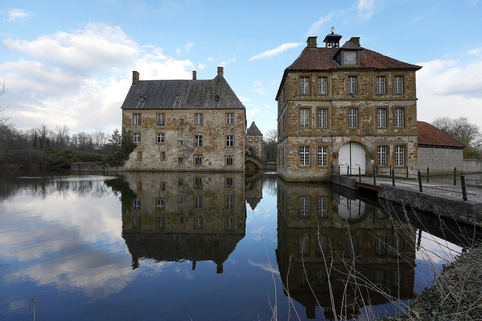 von Wasser umgeben